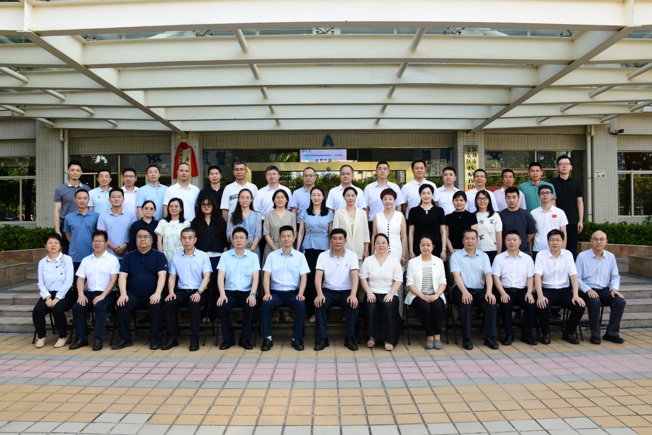 说明: E:\10——新闻稿件\2025年\7——BETVLCTOR伟德在线附属疾病预防控制中心（市卫生监督所）揭牌仪式\大合影.jpg